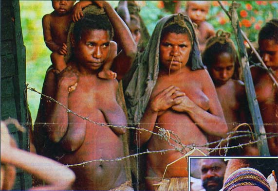 Papoeavrouwen in de Pass Valley, diep in het binnenland van Irian Jaya bij de herdenking van 25 jaar zendingswerk in deze vallei. Hier maakte de tv-ploeg opnamen voor Een Hollandse erfenis, Irian Jaya.